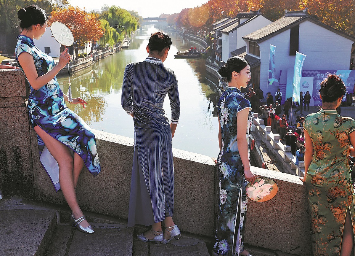 Μοντέλα παρουσιάζουν μια επίδειξη μόδας στη πέτρινη γέφυρα Τσινγκμίνγκ στην γραφική περιοχή του Μεγάλου Καναλιού στο Γουσί, στην επαρχία Τζιανγκσού, στις 8 Δεκεμβρίου. JIANG DONG/CHINA DAILY