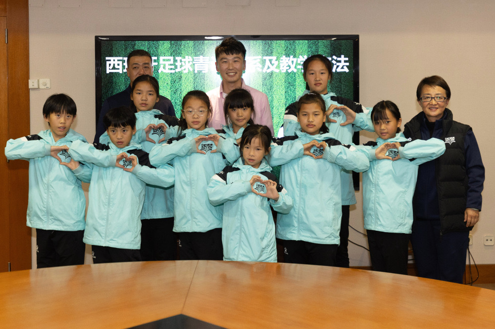 Fetele din echipa Zhumeng asistă la antrenamentele de tineret din Spania la Centrul de cultura chineză din Madrid (20 decembrie 2023/Xinhua)