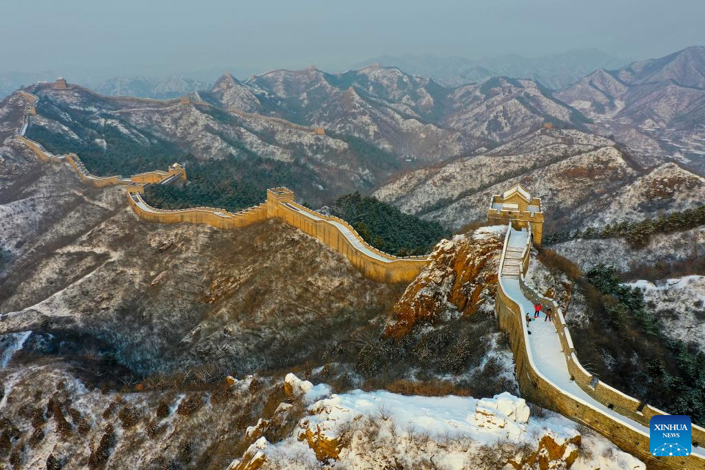Αυτή η αεροφωτογραφία που τραβήχτηκε στις 13 Ιανουαρίου 2023 δείχνει το χειμερινό τοπίο στο τμήμα Τζινσανλίνγκ του Σινικού Τείχους στην κομητεία Λουανπίνγκ, στην επαρχία Χεμπέι της βόρειας Κίνας. (Φωτογραφία Zhou Wanping/Xinhua)