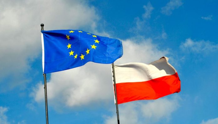 Flamujt e BE-Poloni (Foto Atsh)