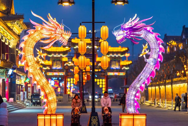 Τα φωτισμένα φανάρια προαναγγέλλουν το έτος του Δράκου. [Φωτογραφία από Ding Genhou/ Για chinadaily.com.cn]