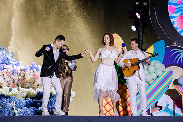Καλλιτέχνες από όλο τον κόσμο παρακολουθούν την τρίτη σεζόν του Legend of Ocean - New Year Poem Concert που πραγματοποιήθηκε στην τροπική νησιωτική επαρχία Hainan στις 27 Δεκεμβρίου 2023. [Φωτογραφία από chinadaily.com.cn]