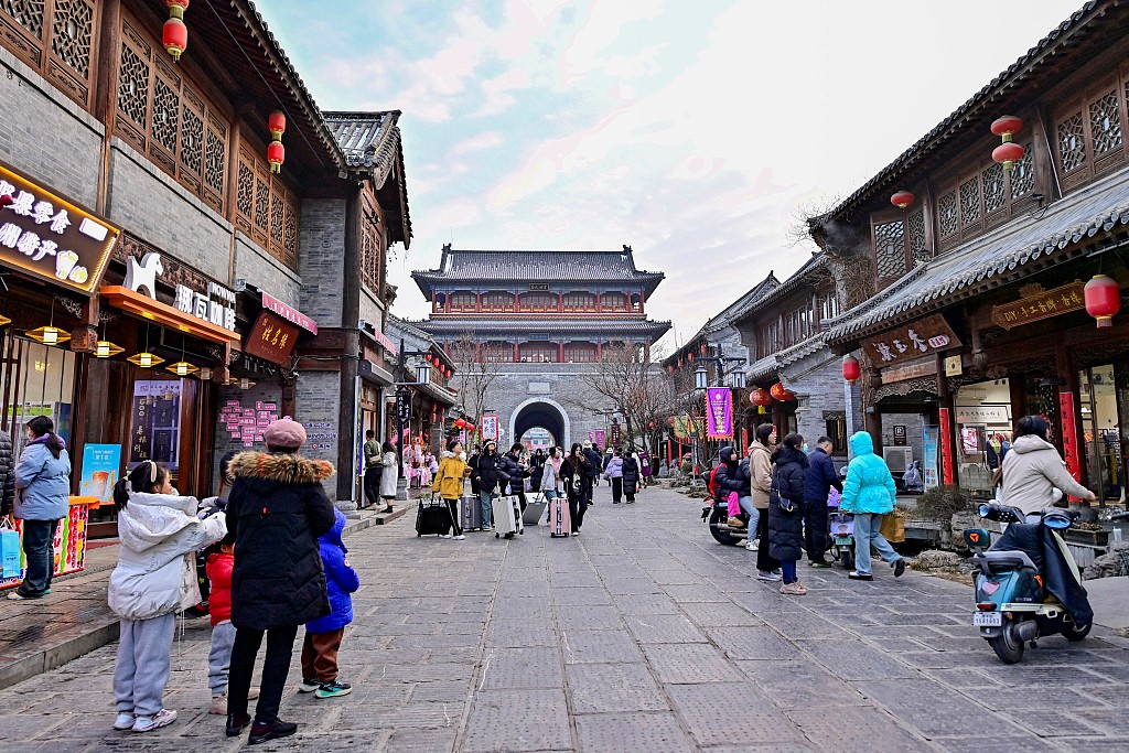 Οι επισκέπτες απολαμβάνουν το τοπίο στην παλιά πόλη στην περιοχή Γουεϊφάνγκ, στην επαρχία Σανντόνγκ της Ανατολικής Κίνας, την 1η Ιανουαρίου 2024. [Φωτογραφία/VCG]