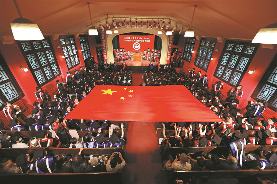 Οι φοιτητές παρακολουθούν την τελετή αποφοίτησης στο Ιατρικό Κολέγιο του Πεκίνου στο Πεκίνο στις 30 Ιουνίου. Περισσότεροι από 11 εκατομμύρια φοιτητές αποφοίτησαν από κολέγια και πανεπιστήμια το 2023, ένας αριθμός ρεκόρ.