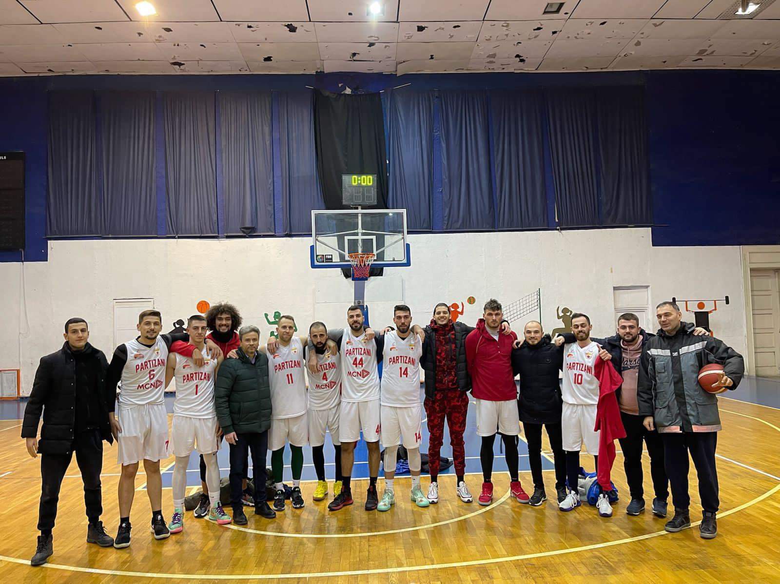 Flori Zavalani dhe ekipi i basketbollit (Foto personale)