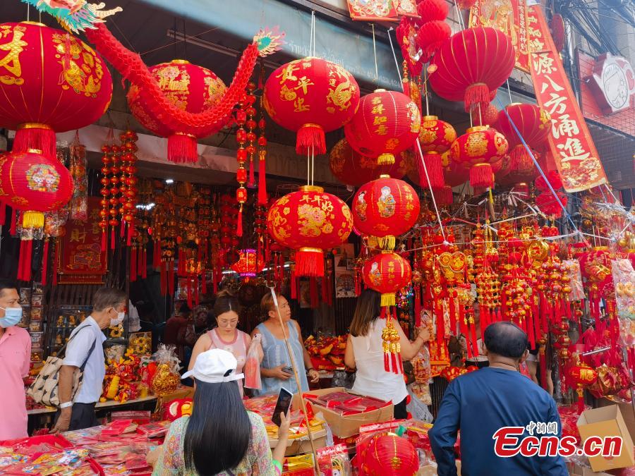 Οι άνθρωποι ψωνίζουν για διακοσμήσεις για το Φεστιβάλ της Άνοιξης στην Chinatown της Μπανγκόκ, Ταϊλάνδη, 5 Φεβρουαρίου 2024. (Φωτογραφία: China News Service/Li Yingmin) 