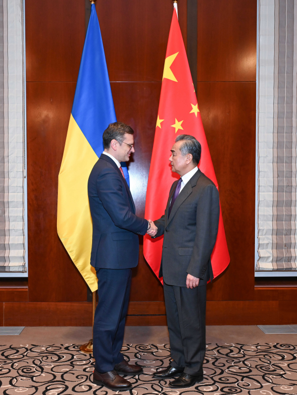 Ο Κινέζος υπουργός Εξωτερικών Γουάνγκ Γι συναντήθηκε με τον Ουκρανό υπουργό Εξωτερικών Ντμίτρο Κουλέμπα στο περιθώριο της Διάσκεψης για την Ασφάλεια του Μονάχου στη Γερμανία, 17 Φεβρουαρίου 2024. (φωτογραφία/Υπουργείο Εξωτερικών της Κίνας)