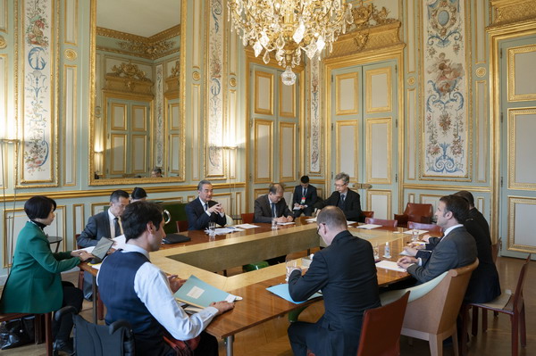 Ο Κινέζος υπουργός Εξωτερικών Γουάνγκ Γι συνομιλεί με τον Γάλλο Πρόεδρο Εμανουέλ Μακρόν στο Μέγαρο των Ηλυσίων στο Παρίσι, Γαλλία, 20 Φεβρουαρίου 2024./Κινεζικό Υπουργείο Εξωτερικών