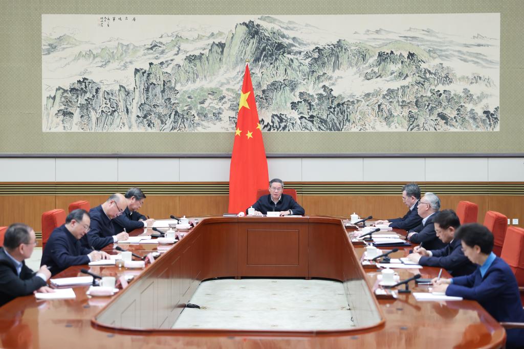 Ο Κινέζος πρωθυπουργός Λι Τσιάνγκ, προεδρεύει μιας θεματικής συνεδρίας μελέτης του Κρατικού Συμβουλίου, στις 26 Φεβρουαρίου 2024. (Xinhua/Liu Bin)