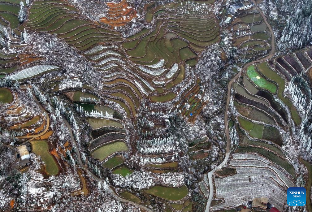 Αεροφωτογραφίες από drone που τραβήχτηκαν στις 28 Φεβρουαρίου 2024, δείχνουν την όμορφη εικόνα του χιονιού που καλύπτει το χωριό Νταγιουάν του Τσουεντζόου στην αυτόνομη περιοχή Γκουανγκσί Τζουάνγκ της νότιας Κίνας. Επηρεασμένες από ένα ψυχρό μέτωπο, οι πεζούλες των χωραφιών γύρω από το χωριό Νταγιουάν, καλύφθηκαν από πάγο και χιόνι. (Xinhua/Huang Xiaobang)
