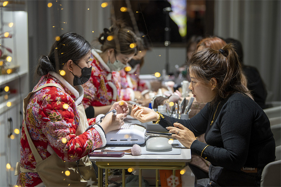 Φτιάχνοντας τα νύχια σε ένα κατάστημα στην πόλη Τζινχουά, επαρχία Τζετζιάνγκ, στις 20 Φεβρουαρίου 2024. [Φωτογραφία/VCG]