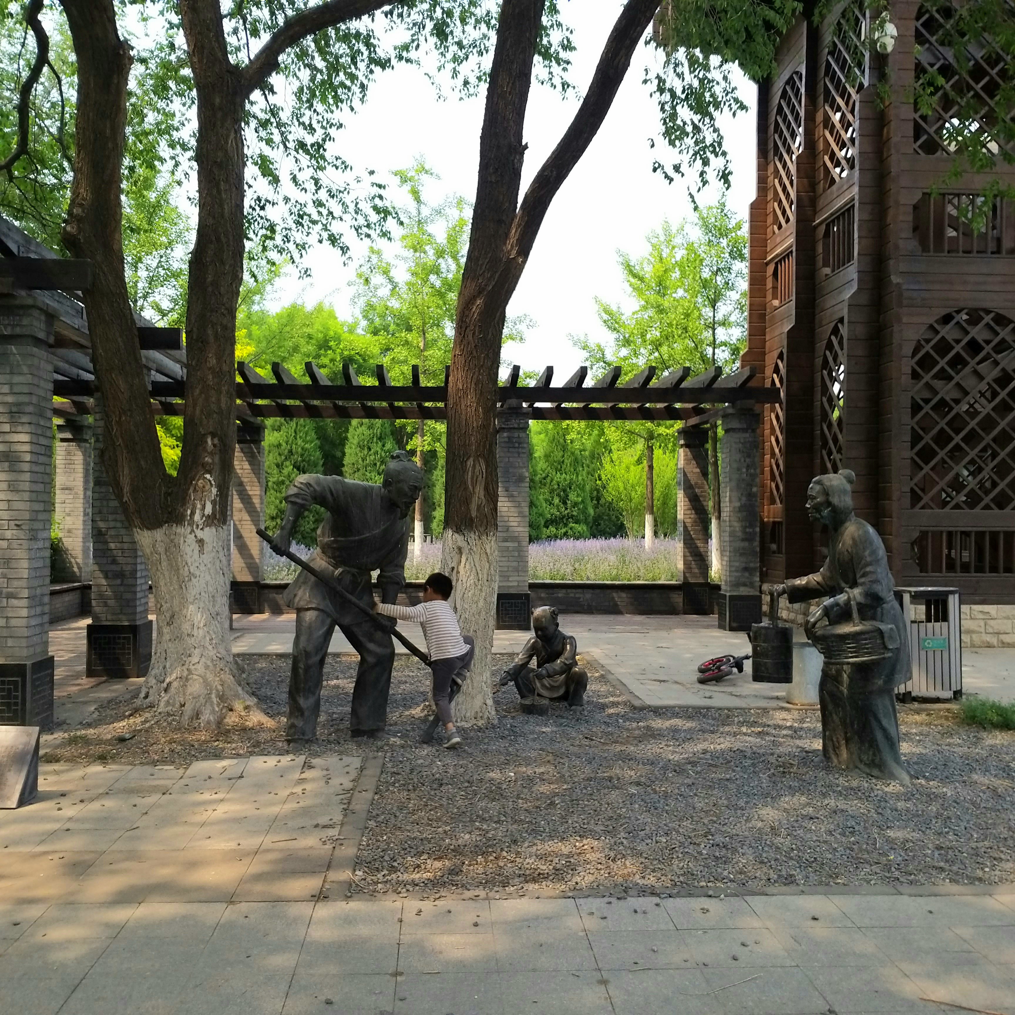 Αγάλματα κατά μήκος του Γιονγκντίνγκ, του Μητρικού Ποταμού του Πεκίνου (Φωτογραφία: Εύα Παπαζή /CRI Greek)