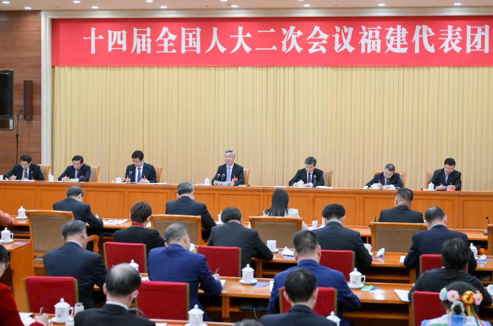 Ο Λι Σι, μέλος της Μόνιμης Επιτροπής του Πολιτικού Γραφείου της Κεντρικής Επιτροπής του Κομμουνιστικού Κόμματος της Κίνας (ΚΚΚ) και γραμματέας της Κεντρικής Επιτροπής Πειθαρχικής Επιθεώρησης του ΚΚΚ, ενώνεται με τους συναδέλφους εκπροσώπους από την αντιπροσωπεία της επαρχίας Φουτζιάν για να συζητήσουν για την έκθεση εργασίας της κυβέρνησης στη δεύτερη σύνοδο του 14ου Εθνικού Λαϊκού Συνεδρίου στο Πεκίνο, πρωτεύουσα της Κίνας, 5 Μαρτίου 2024. (Xinhua/Gao Jie)