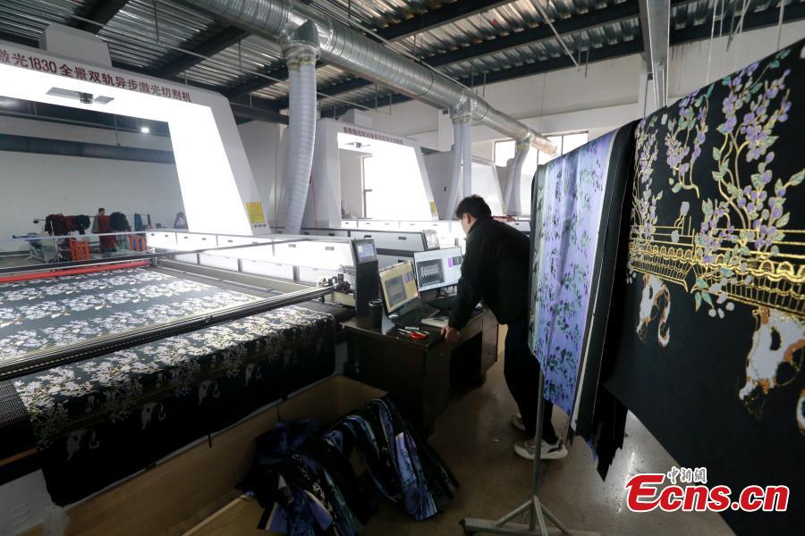 Κόβοντας υφάσματα με λέιζερ σε ένα εργοστάσιο ένδυσης στην κομητεία Τσαοσιέν, στην επαρχία Σανντόνγκ της ανατολικής Κίνας, 4 Μαρτίου 2024. (Φωτογραφία: China News Service/Liang Ben)