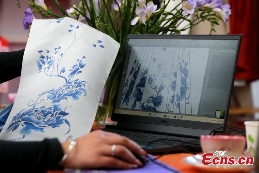 Σχεδιάστρια ζωγραφίζει μοτίβα λουλουδιών για φούστες μαμιεντσούν σε ένα εργοστάσιο ένδυσης στην κομητεία Τσαοσιέν,  στην επαρχία Σανντόνγκ της ανατολικής Κίνας, 4 Μαρτίου 2024. (Φωτογραφία: China News Service/Liang Ben)