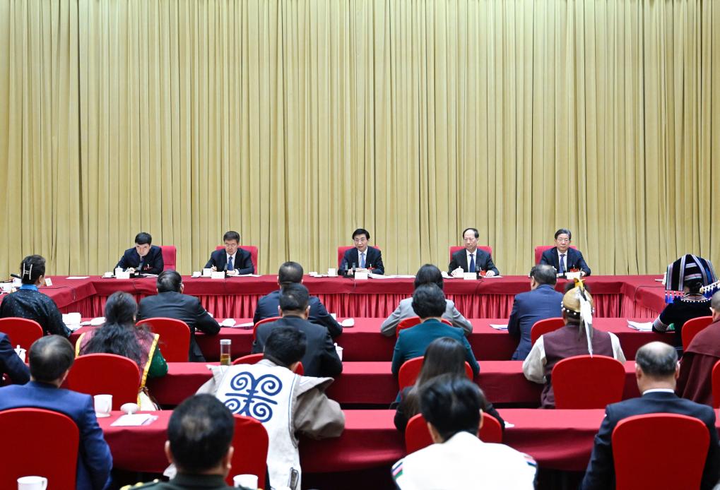 Ο Γουάνγκ Γουνίνγκ, μέλος της μόνιμης επιτροπής του Πολιτικού Γραφείου της Κεντρικής Επιτροπής του Κομμουνιστικού Κόμματος Κίνας και πρόεδρος της Εθνικής Επιτροπής της Κινεζικής Λαϊκής Πολιτικής Συμβουλευτικής Διάσκεψης (CPPCC), παρευρίσκεται σε μια κοινή ομαδική συνεδρίαση πολιτικών συμβούλων από εθνοτικές μειονότητες στη δεύτερη σύνοδο της 14ης Εθνικής Επιτροπής της CPPCC στο Πεκίνο, πρωτεύουσα της Κίνας, 6 Μαρτίου 2024. (Xinhua/Shen Hong)