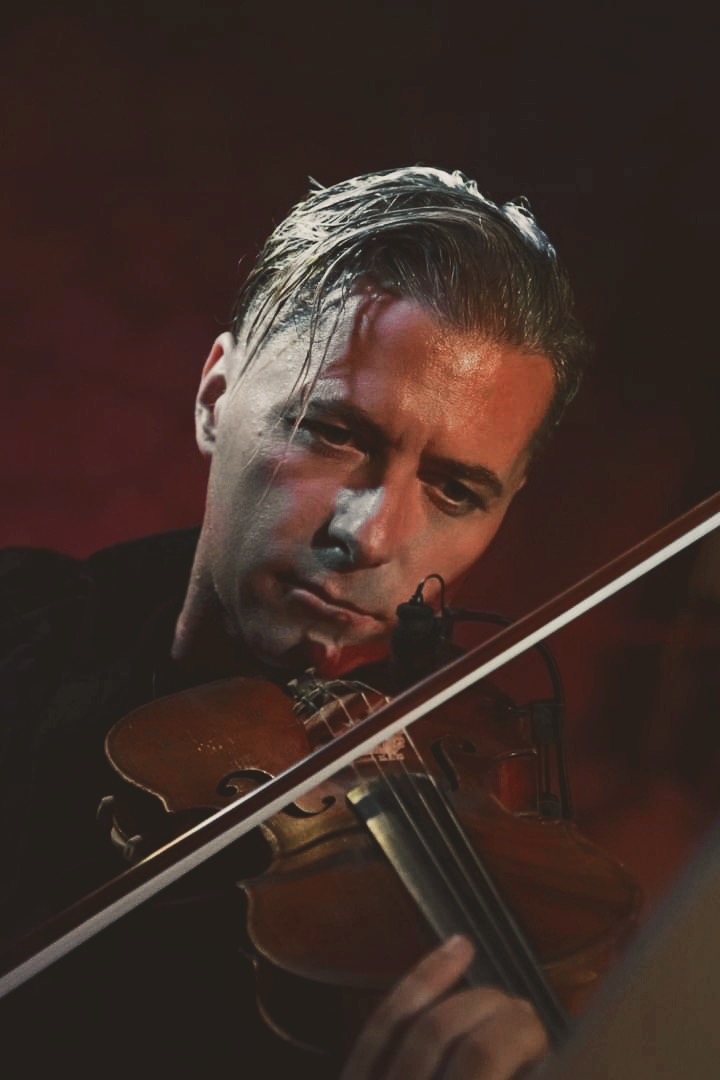 Eugjen Gargjola duke luajtur ne violine (Foto personale)