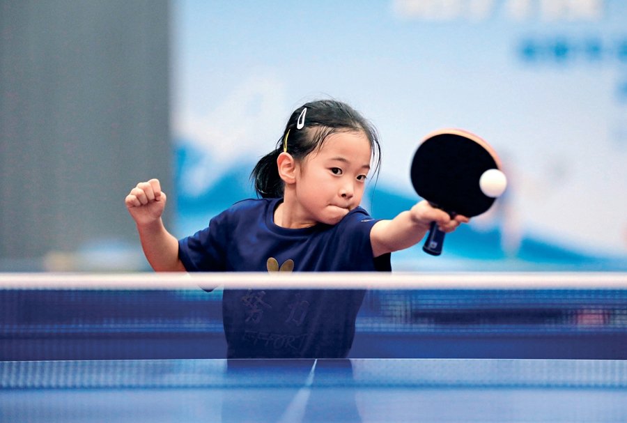 Ένα κορίτσι παίζει επιτραπέζιο τένις σε ένα εκπαιδευτικό κέντρο στο Τσενγκντού, πρωτεύουσα της επαρχίας Σιτσουάν της νοτιοδυτικής Κίνας.