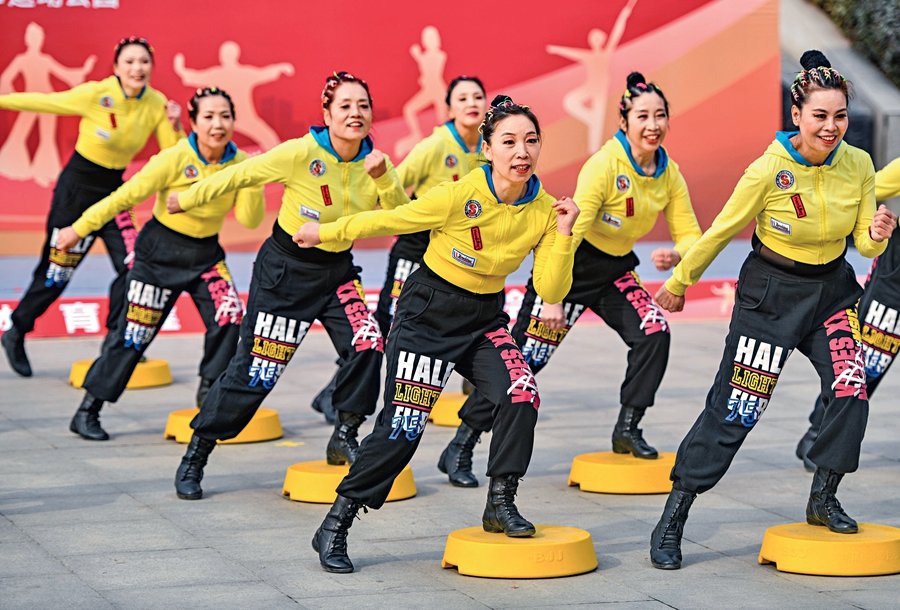 Ηλικιωμένοι χορεύουν κατά τη διάρκεια ενός αθλητικού γεγονότος στο Σι’αν, πρωτεύουσα της επαρχίας Σαανσί της βορειοδυτικής Κίνας.
