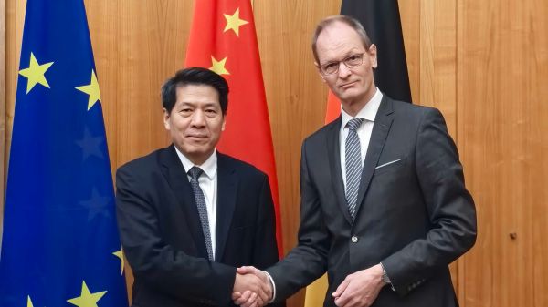 Ο ειδικός εκπρόσωπος της κινεζικής κυβέρνησης για τις ευρασιατικές υποθέσεις, Λι Χούι (αριστερά) συναντά τον Τόμας Μπάγκερ, υφυπουργό του Ομοσπονδιακού Υπουργείου Εξωτερικών της Γερμανίας, στη Γερμανία, 9 Μαρτίου 2024. (φωτογραφία/Κινεζικό Υπουργείο Εξωτερικών)
