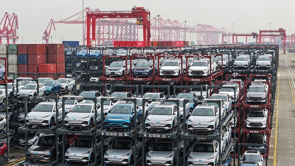 Οχήματα νέας ενέργειας που εξάγονται από το λιμάνι Σουτζόου, επαρχία Τζιανγκσού της ανατολικής Κίνας, 13 Δεκεμβρίου 2023. (φωτογραφία/CFP)