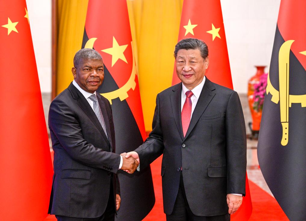Ο Κινέζος Πρόεδρος Σι Τζινπίνγκ πραγματοποιεί τελετή υποδοχής για τον Πρόεδρο της Δημοκρατίας της Αγκόλας Ζοάο Λουρένκο στη Μεγάλη Αίθουσα του Λαού πριν από τις συνομιλίες τους στο Πεκίνο, πρωτεύουσα της Κίνας, στις 15 Μαρτίου 2024. (Xinhua/Li Xueren)