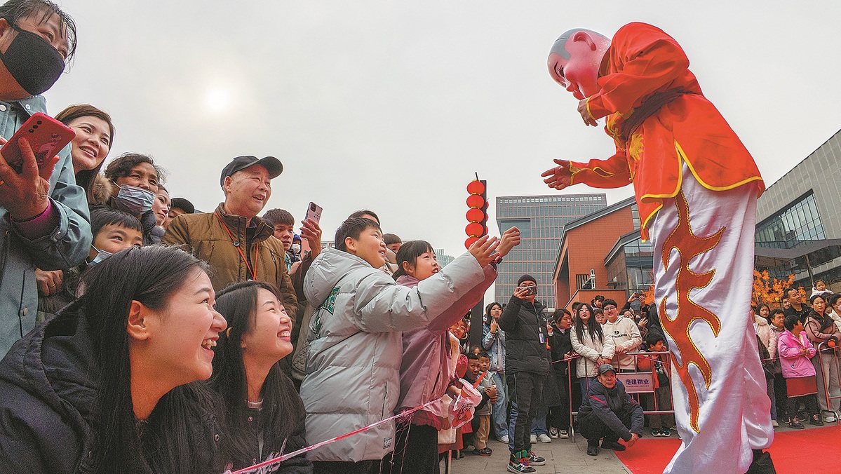 Παραστάσεις λαϊκής κουλτούρας σκηνοθετούνται σε εμπορικό δρόμο στο Σιονγκ’ανστις 14 Φεβρουαρίου. [Φωτογραφία από τον Sun Lijun/For China Daily]