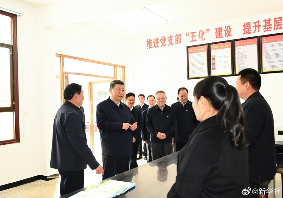 Ο Κινέζος Πρόεδρος Σι Τζινπίνγκ ενώ μαθαίνει για τη βελτίωση της αποτελεσματικότητας της διακυβέρνησης βάσης στο χωριό Γκανγκτζονγκπίνγκ, στην πόλη Τσανγκντέ της επαρχίας Χουνάν της κεντρικής Κίνας, 19 Μαρτίου 2024. (φωτογραφία/Xinhua)
