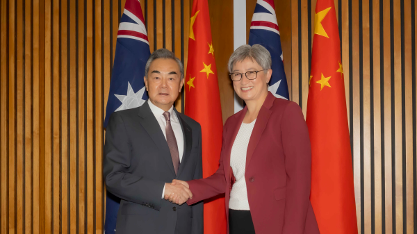 Συναντήθηκαν ο Κινέζος υπουργός Εξωτερικών Γουάνγκ Γι (αριστερά) και η Αυστραλή ομόλογός του Πένυ Γουόνγκ, Καμπέρα, Αυστραλία, 20 Μαρτίου 2024. (φωτογραφία/Κινεζικό Υπουργείο Εξωτερικών)