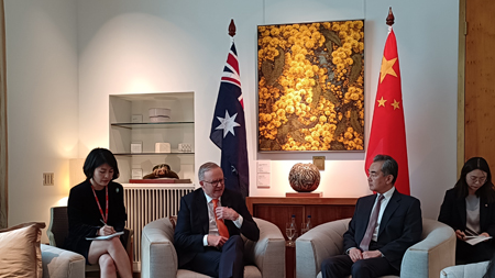 Ο Αυστραλός πρωθυπουργός Άντονι Αλμπανέζε συναντά τον Κινέζο Υπουργό Εξωτερικών Γουάνγκ Γι επίσης μέλος του Πολιτικού Γραφείου της Κεντρικής Επιτροπής του Κομμουνιστικού Κόμματος Κίνας, στην Καμπέρα της Αυστραλίας, 20 Μαρτίου 2024. /Κινεζικό Υπουργείο Εξωτερικών