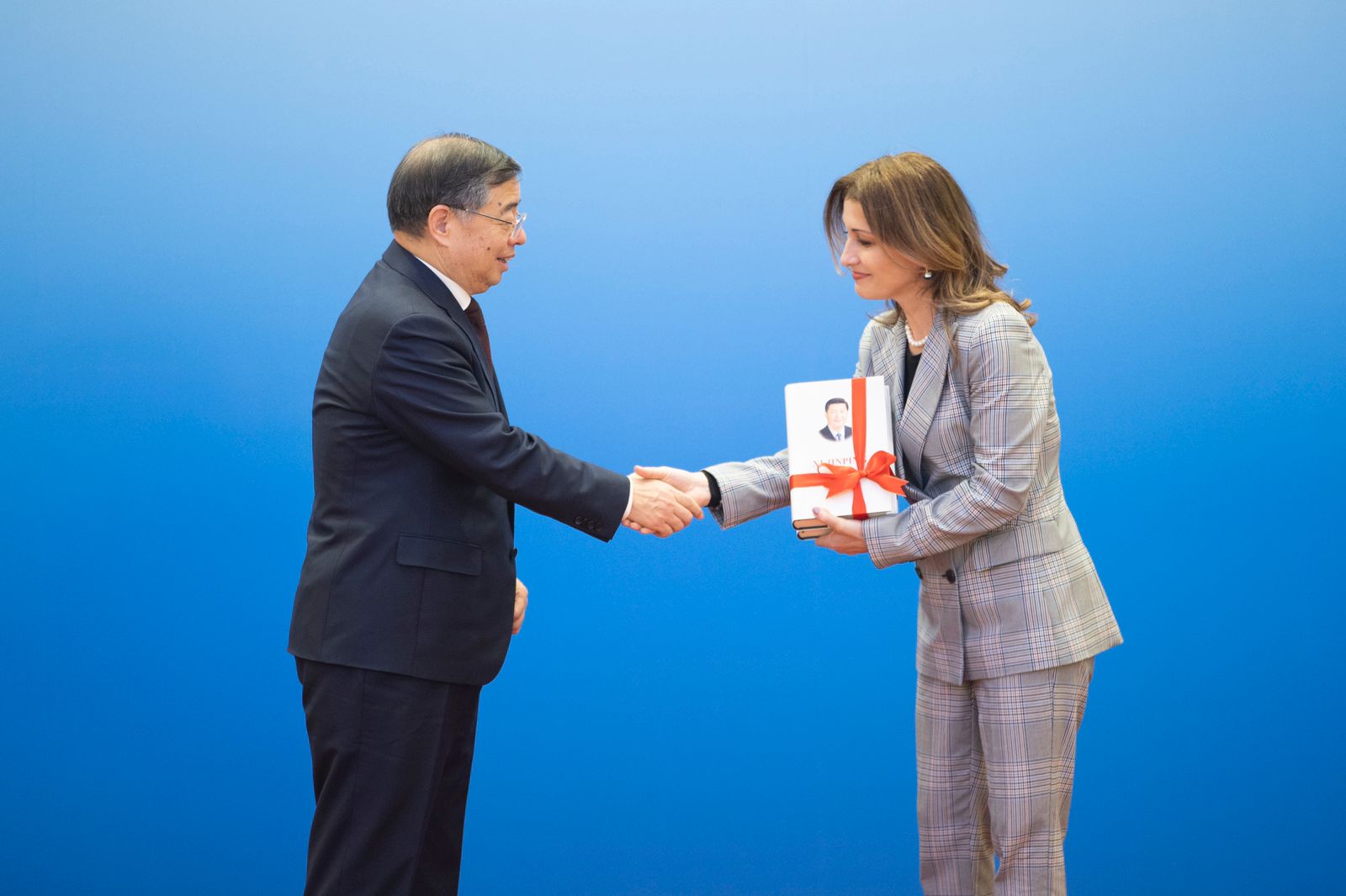 Rajmonda Hida gjatë ceremonisë së nënshkrimit të kontratës me palën kineze për botimin e librit Qeverisja e Kinës të presidentit Xi