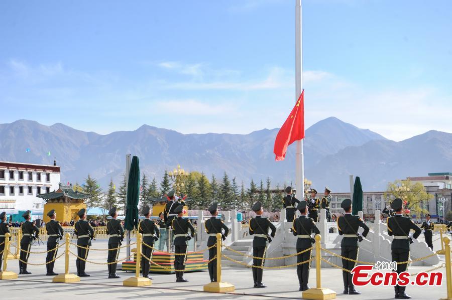 Μια τελετή έπαρσης της σημαίας πραγματοποιήθηκε για να γιορτάσει την Ημέρα Απελευθέρωσης των Δουλοπάροικων στην πλατεία μπροστά από το Παλάτι Ποτάλα στη Λάσα, στη νοτιοδυτική αυτόνομη περιφέρεια Σιζάνγκ της Κίνας, στις 28 Μαρτίου 2024. (Φωτογραφία/China News Service)