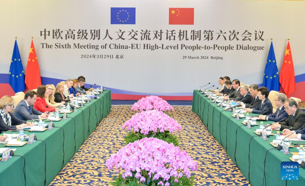 Η Κινέζα Κρατική Σύμβουλος Σεν Γιτσίν και η Ηλιάνα Ιβάνοβα, Ευρωπαία Επίτροπος για την Καινοτομία, την Έρευνα, τον Πολιτισμό, την Εκπαίδευση και τη Νεολαία, παρευρίσκονται στην έκτη συνάντηση του Διαλόγου Υψηλού Επιπέδου Μεταξύ των Λαών Κίνας-ΕΕ στο Πεκίνο, πρωτεύουσα της Κίνας, 29 Μαρτίου 2024 (Xinhua/Gao Jie)