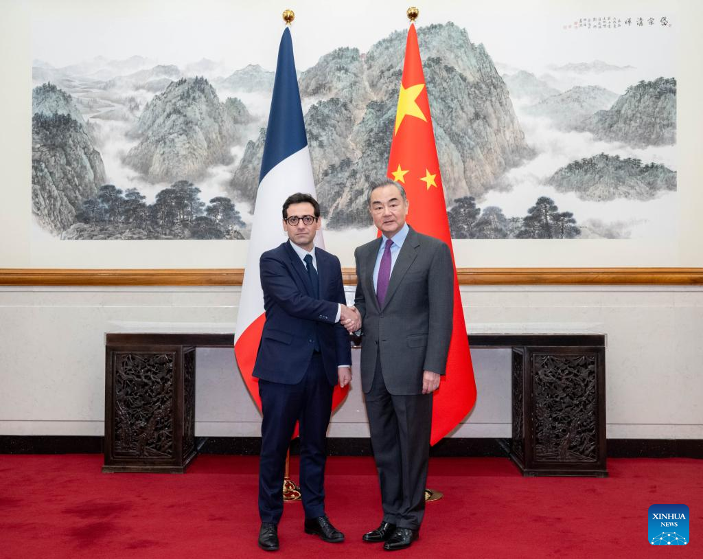 Ο Κινέζος υπουργός Εξωτερικών Γουάνγκ Γι έχει συνομιλίες με τον Στεφάν Σεζουρνέ, Γάλλο υπουργό Ευρώπης και Εξωτερικών, στο Πεκίνο, πρωτεύουσα της Κίνας, 1 Απριλίου 2024. (Xinhua /Zhai Jianlan)