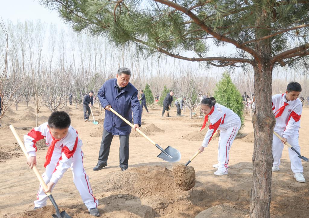 Ο Κινέζος Πρόεδρος Σι Τζινπίνγκ ενώ φυτεύει ένα δέντρο κατά τη διάρκεια μιας εθελοντικής δραστηριότητας δενδροφύτευσης σε ένα δασικό πάρκο στην περιοχή Τονγκτζόου στο Πεκίνο, πρωτεύουσα της Κίνας, 3 Απριλίου, 2024. (Xinhua/Ju Peng)