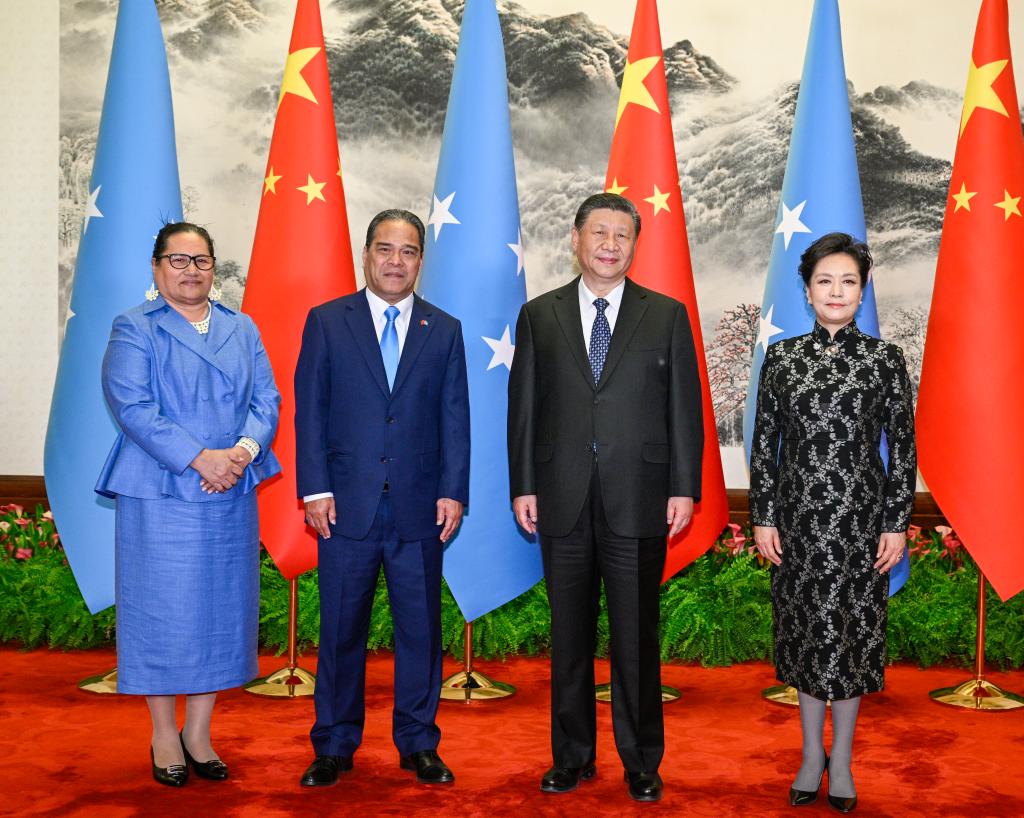 Ο Κινέζος Πρόεδρος Σι Τζινπίνγκ και η σύζυγός του Πενγκ Λιγιουάν πραγματοποιούν μια τελετή υποδοχής για τον Πρόεδρο των Ομόσπονδων Πολιτειών της Μικρονησίας Γουέσλι Σιμίνα και τη σύζυγό του Άνσελυ Σιμίνα πριν από τις συνομιλίες μεταξύ Σι και Σιμίνα στο Πεκίνο, πρωτεύουσα της Κίνας, 9 Απριλίου 2024. (φωτογραφία/Xinhua)