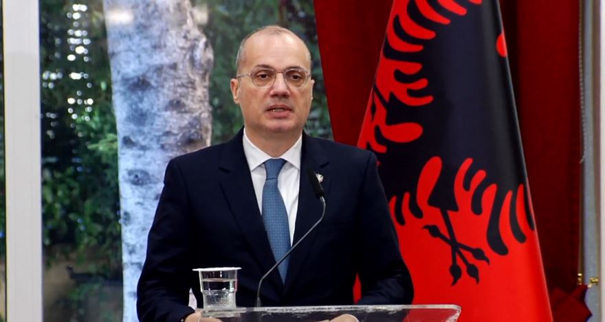Ministri i Jashtem shqiptar Igli Hasani (Foto GazetaSi)