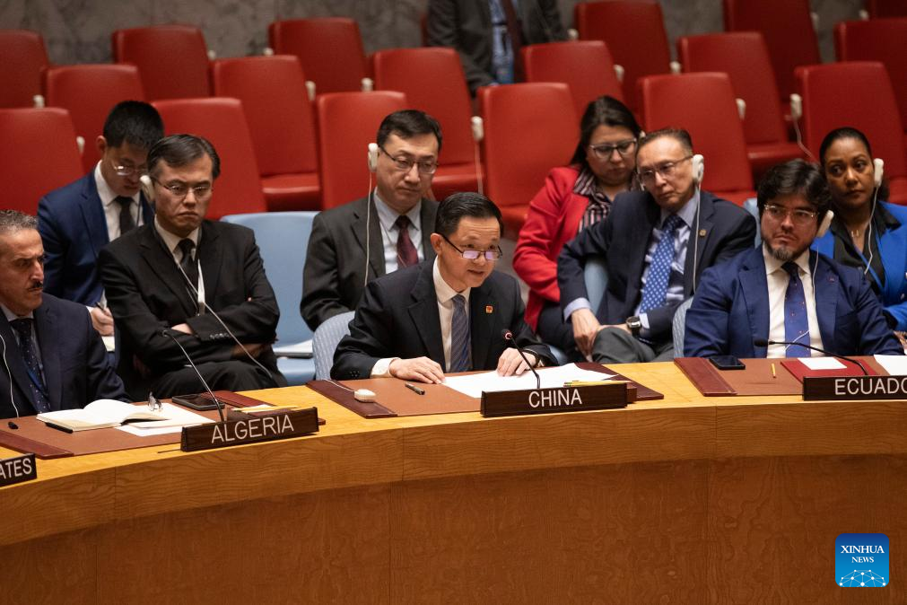 Ο Ντάι Μπινγκ (κέντρο, εμπρός), ο επιτετραμμένος της Μόνιμης Αποστολής της Κίνας στα Ηνωμένα Έθνη, μιλάει κατά τη διάρκεια έκτακτης συνεδρίασης του Συμβουλίου Ασφαλείας του ΟΗΕ που πραγματοποιήθηκε στην έδρα του ΟΗΕ στη Νέα Υόρκη, 14 Απριλίου 2024. (Xinhua/Xie E )