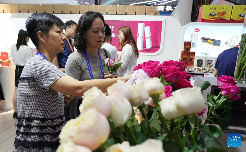 Επισκέπτες επιλέγουν τριαντάφυλλα στο περίπτερο της επαρχίας Γιουνάν στην τέταρτη Διεθνή Έκθεση Καταναλωτικών Προϊόντων της Κίνας (CICPE) στο Χαϊκού, πρωτεύουσα της επαρχίας Χαϊνάν της νότιας Κίνας, 14 Απριλίου 2024. (Xinhua/Li Mengjiao)