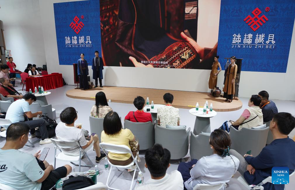 Μοντέλα ντυμένα με κοστούμια της εθνότητας Λι εμφανίζονται στο περίπτερο της Χαϊνάν της τέταρτης Διεθνούς Έκθεσης Καταναλωτικών Προϊόντων της Κίνας (CICPE) στο Χαϊκόου, πρωτεύουσα της επαρχίας Χαϊνάν της νότιας Κίνας, 14 Απριλίου 2024. (Xinhua/Li Mengjiao)