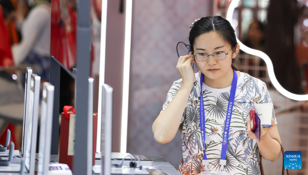 Ένας επισκέπτης δοκιμάζει ένα ακουστικό στο περίπτερο της Shokz της Κίνας στην τέταρτη Διεθνή Έκθεση Καταναλωτικών Προϊόντων της Κίνας (CICPE) στο Χαϊκόου, πρωτεύουσα της επαρχίας Χαϊνάν της νότιας Κίνας, 14 Απριλίου 2024. (Xinhua/Yang Guanyu)