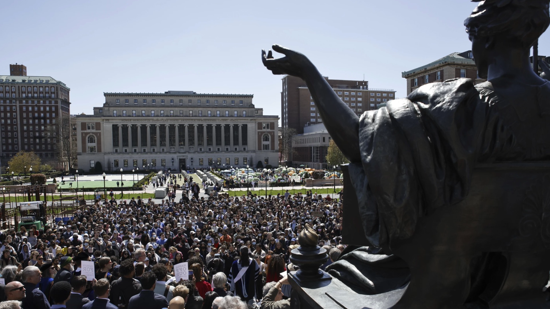 Profesorët e Universitetit të Kolumbisë flasin në solidaritet me të drejtat e studentëve të tyre për të protestuar pa arrestim në kampusin e Universitetit të Kolumbisë në Nju Jork, 22 Prill 2024./AP