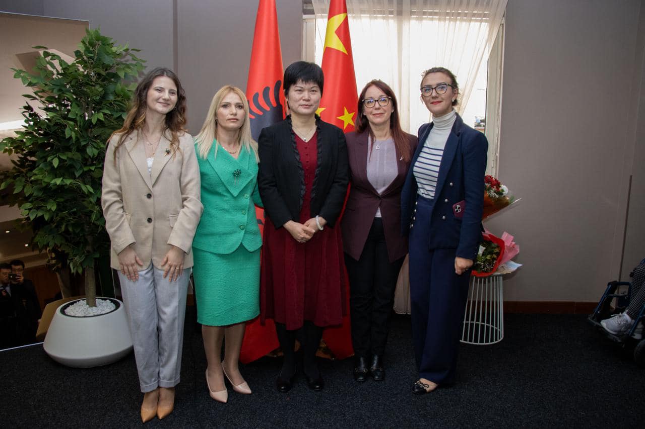 Takim i ambasadores së Kinës me ekipin e Shoqatës