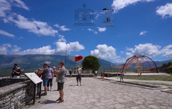 Turistë në Kalanë e Gjirokastrës (Foto ATSH)