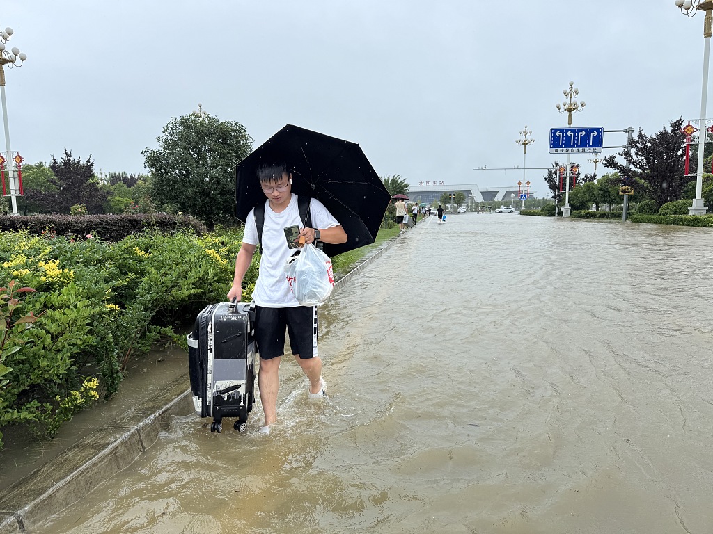 Reshjet e dendura godasin provincën Henan/Foto:VCG