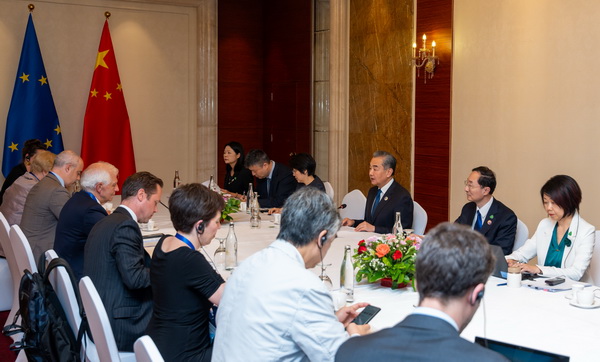 Wang Yi takohet me Josep Borrell(Foto:MPJ)