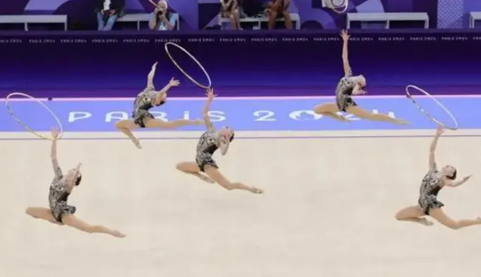 Cele cinci gimnaste chineze, la finala la gimnastică artistică compus pe echipă.