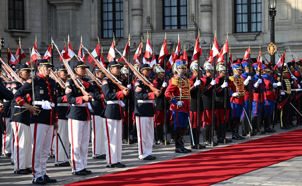 Ο Κινέζος Πρόεδρος Σι Τζινπίνγκ παρευρίσκεται σε μια μεγαλειώδη τελετή καλωσορίσματος που διοργάνωσε η Πρόεδρος του Περού Ντίνα Μπολουάρτε στη Λίμα του Περού, 14 Νοεμβρίου 2024. (Xinhua)