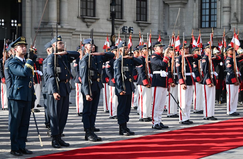 Ο Κινέζος Πρόεδρος Σι Τζινπίνγκ παρευρίσκεται σε μια μεγαλειώδη τελετή καλωσορίσματος που διοργάνωσε η Πρόεδρος του Περού Ντίνα Μπολουάρτε στη Λίμα του Περού, 14 Νοεμβρίου 2024. (Xinhua)