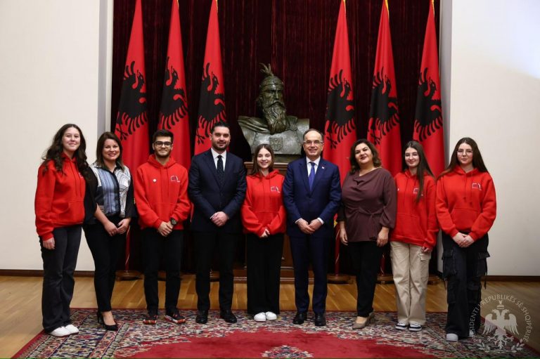 Presidenti Begaj me nx&euml;n&euml;s (Foto ATSH)